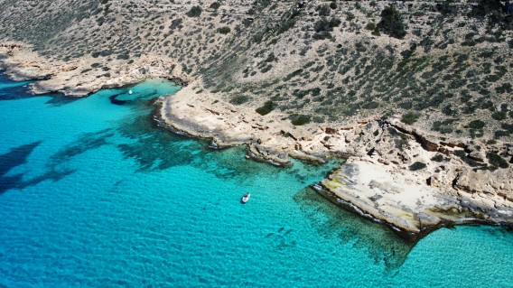Cala escondida de Mallorca desde el mar